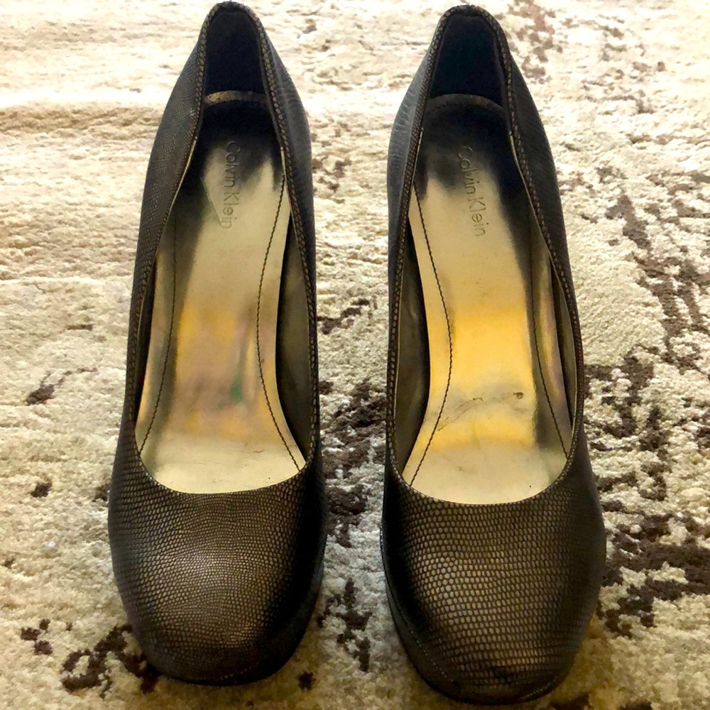CALVIN KLEIN Pewter metallic pump size 8